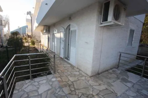 Pogled na eksterijer kuće sa popločanim dvorištem i metalnom ogradom. - image 6