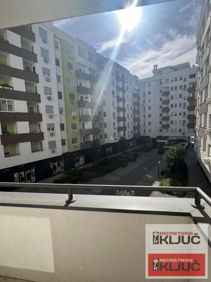 Pogled sa terase na dvorište i okolne stambene zgrade.