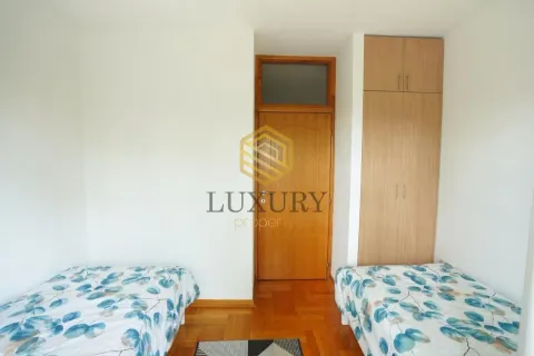 Furnished bedroom with two single beds and a built-in wardrobe. - image 3