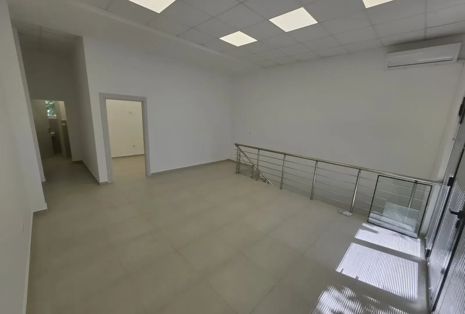 Izdavanje, poslovni prostor, 110m², Blok 6, Podgorica