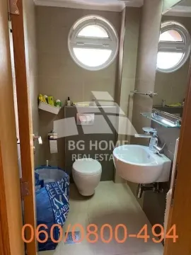 Manje kupatilo sa WC šoljom, umivaonikom i okruglim prozorom. - image 11