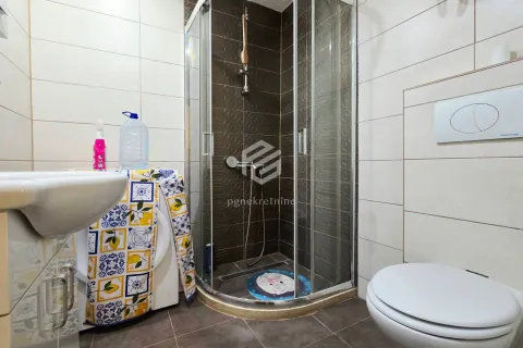 Kupatilo opremljeno tuš kabinom, umivaonikom, veš mašinom i toaletom. - image 6