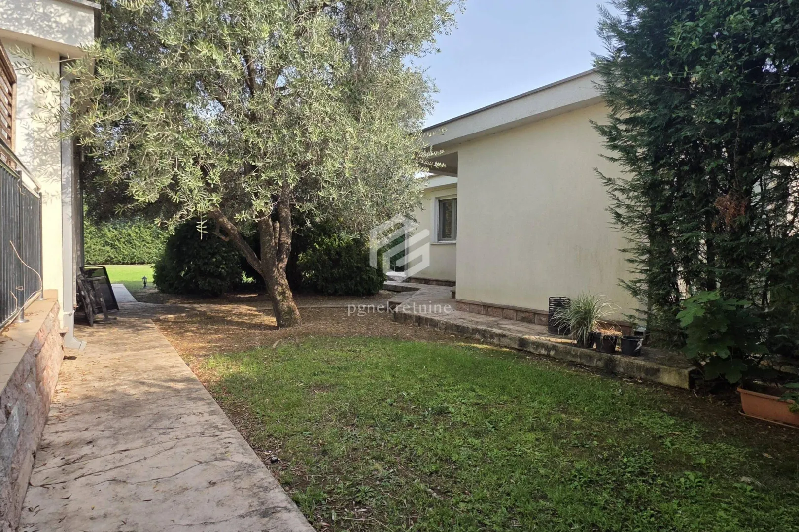 Rent, house, 250m², Donji Kokoti, Podgorica