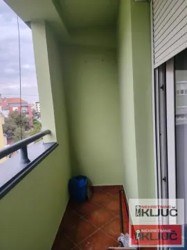 Manji natkriveni balkon sa pločicama na podu i pogledom na okolinu. - image 7