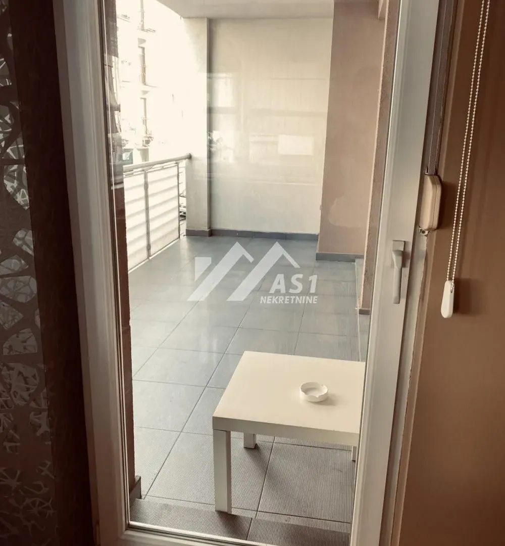 Izdavanje, četvorosoban stan, 100m², Centar, Novi Sad