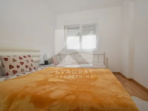 Namještena spavaća soba sa bračnim krevetom i prozorom. - image 7
