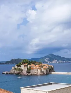 Pogled na Sveti Stefan i obalu. - image 40