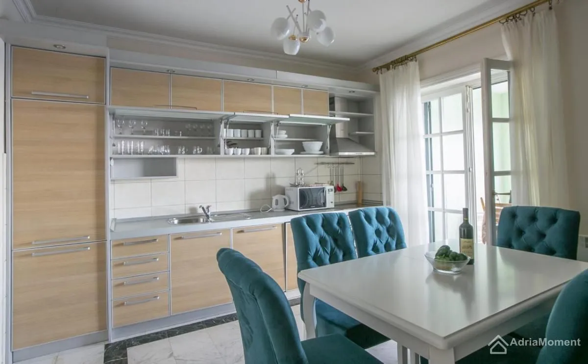 Sale, three bedroom apartment, 90m², Sveti Stefan, Budva