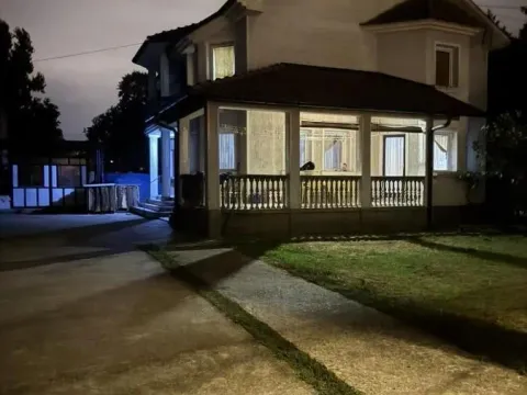 Izdavanje, kuća, 340m², Zemun Sve Podlokacije, Beograd - image 2