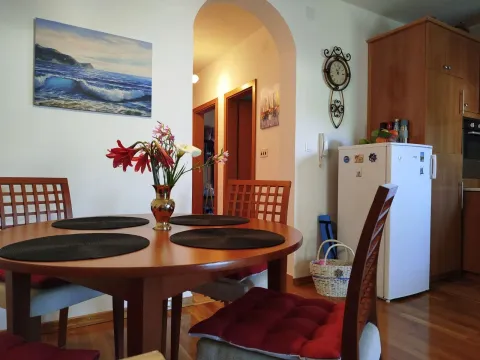Trpezarija sa okruglim stolom i stolicama u sklopu stana. - image 4