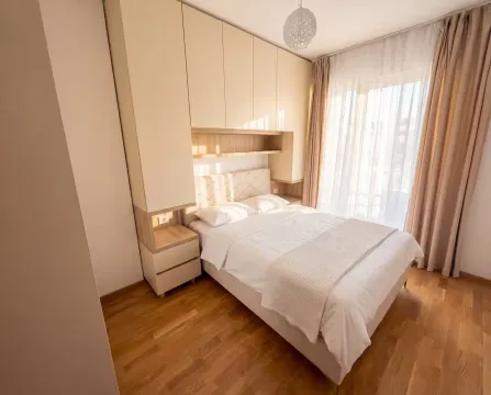 Namještena spavaća soba sa bračnim krevetom, ugradnim plakarima i drvenim podom. - image 9