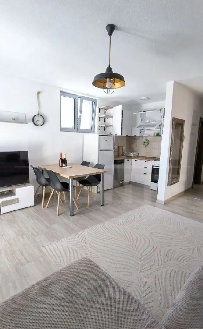 Izdavanje, jednosoban stan, 47m², Tivat, Crna Gora