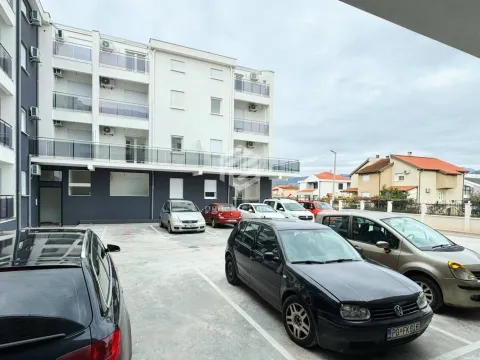 Izdavanje, dvosoban stan, 63m², Zagorič, Podgorica - image 16