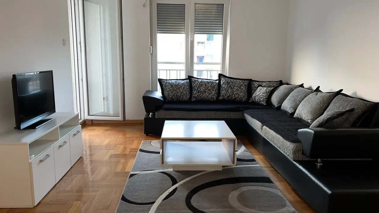 Izdavanje, jednosoban stan, 54m², Pobrežje, Podgorica