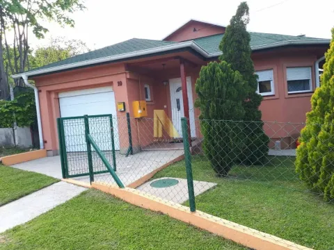 Pogled na spoljašnjost prizemne kuće sa uređenim dvorištem i ogradom. - image 2
