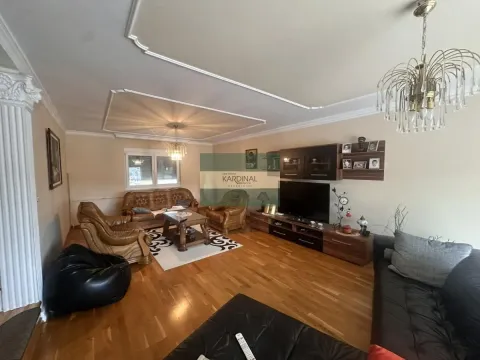 Prostrana dnevna soba sa garniturom za sedenje, TV komodom i drvenim podom. - image 9