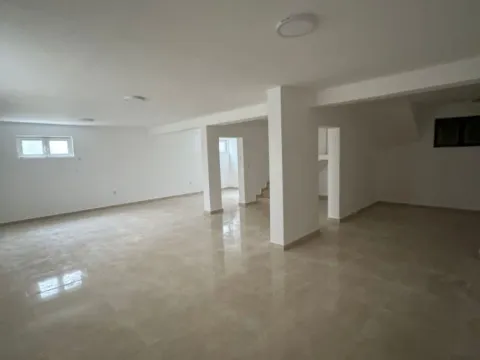 Rent, house, 500m², Stari Aerodrom, Podgorica - image 13