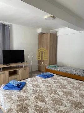 Namještena spavaća soba sa krevetima i televizorom. - image 12