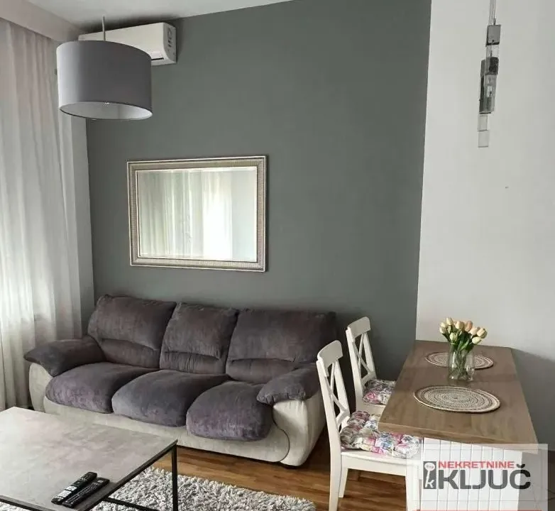 Izdavanje, jednosoban stan, 43m², Bulevar Oslobodjenja, Novi Sad Sve Podlokacije