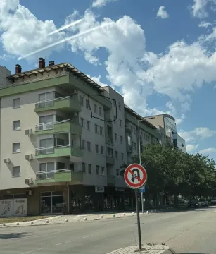 Pogled sa ulice na višespratnu stambenu zgradu sa balkonima. - image 12