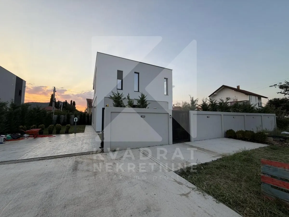 Sale, house, 225m², Gornja Gorica, Podgorica