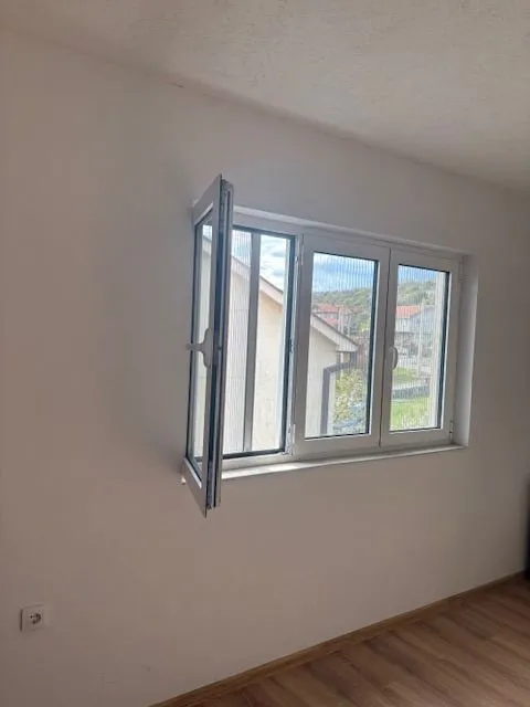 Izdavanje, trosoban stan, 130m², Vranići, Podgorica