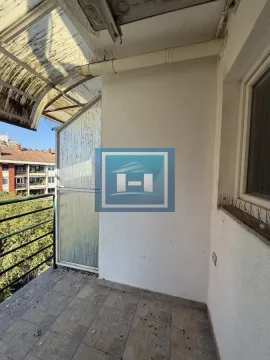 Manji natkriveni balkon sa pločicama i metalnom ogradom. - image 9