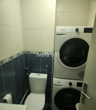 Kupatilo sa toaletom i veš mašinom. - image 12