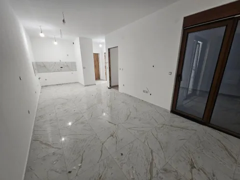Prazna prostorija sa bijelim zidovima, keramičkim pločicama i balkonskim vratima. - image 4