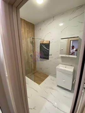 Moderno opremljeno kupatilo sa tuš kabinom i umivaonikom. - image 6