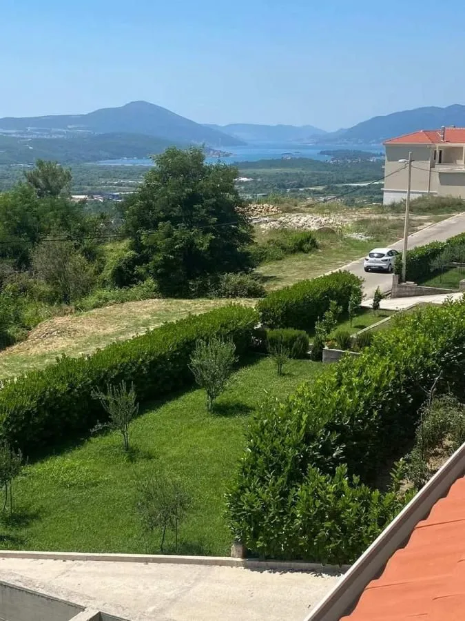 Rent, four bedroom apartment, 240m², Kotor, Crna Gora