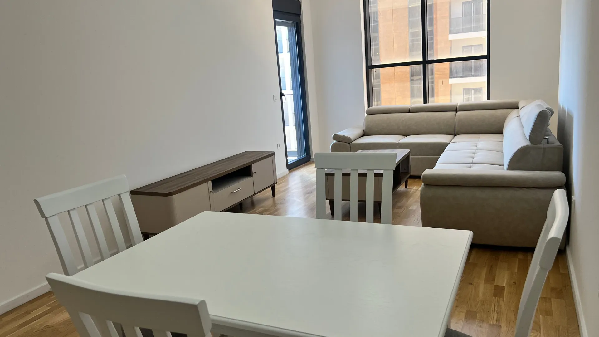 Izdavanje, dvosoban stan, 64m², Stari Aerodrom, Podgorica