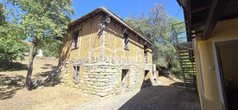Pogled na spoljašnjost tradicionalne kuće sa kamenim prizemljem i drvenom konstrukcijom na spratu. - image 16