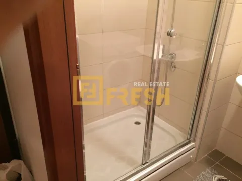 Kupatilo sa tuš kabinom obloženo keramičkim pločicama. - image 7