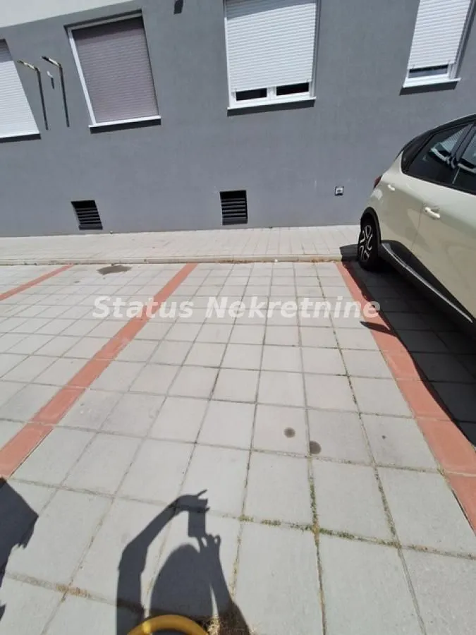 Označeno parking mesto ispred zgrade.