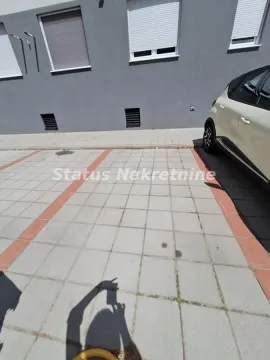 Označeno parking mesto ispred zgrade. - image 14