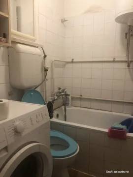 Manje opremljeno kupatilo sa kadom, toaletom i veš mašinom. - image 13