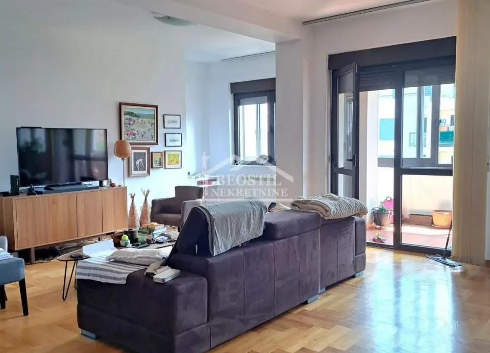 Izdavanje, četvorosoban stan, 204m², Đeram Pijaca, Beograd