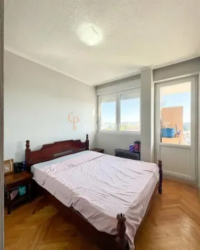 Spavaća soba sa bračnim krevetom, drvenim podom i izlazom na terasu. - image 13