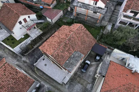 Pogled iz vazduha na kuću sa dvoriijem i krovom od crijepa. - image 4