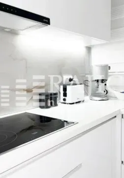 Moderna bela kuhinja sa ugrađenom pločom za kuvanje i kuhinjskim aparatima. - image 7