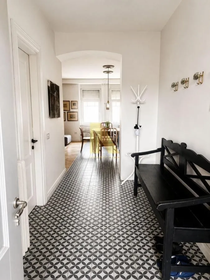 Izdavanje, trosoban stan, 110m², Centar, Novi Sad