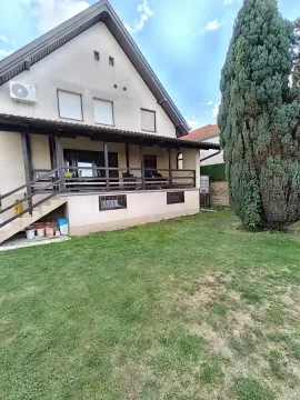 Pogled na dvorište i zadnju stranu kuće sa terasom. - image 13