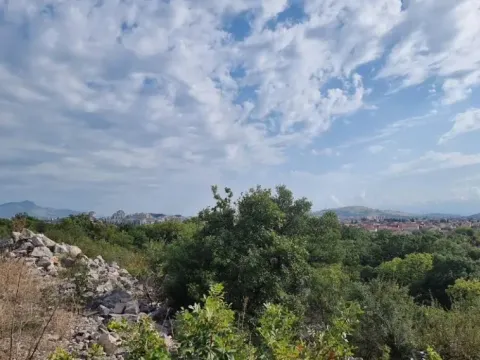 Zemljište in Tološi