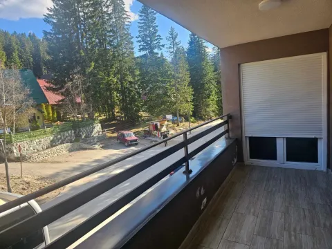 Natkriveni balkon sa pogledom na ulicu i okolno zelenilo. - image 8