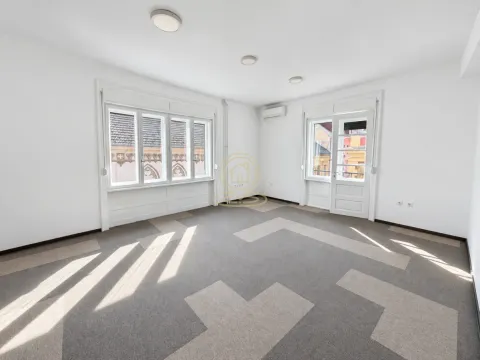 Prazna svetla prostorija sa prozorima i balkonskim vratima. - image 8