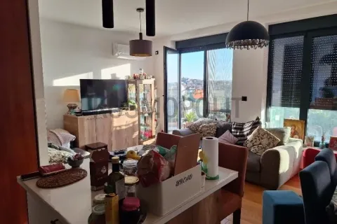 Dnevni boravak sa garniturom, televizorom i trpezarijskim stolom u prvom planu. - image 3