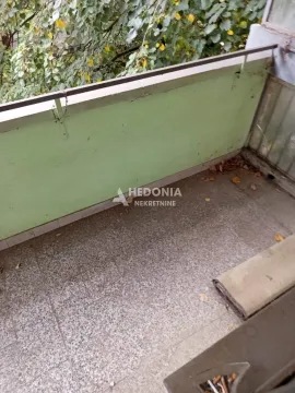 Manji balkon sa pogledom na drveće. - image 8