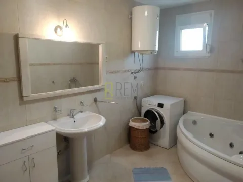 Izdavanje, kuća, 190m², Tološi, Podgorica - image 12