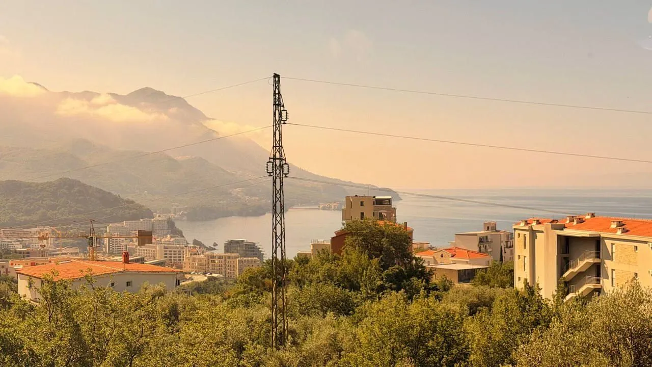Pogled na more i okolno naselje sa terase ili dvorišta.